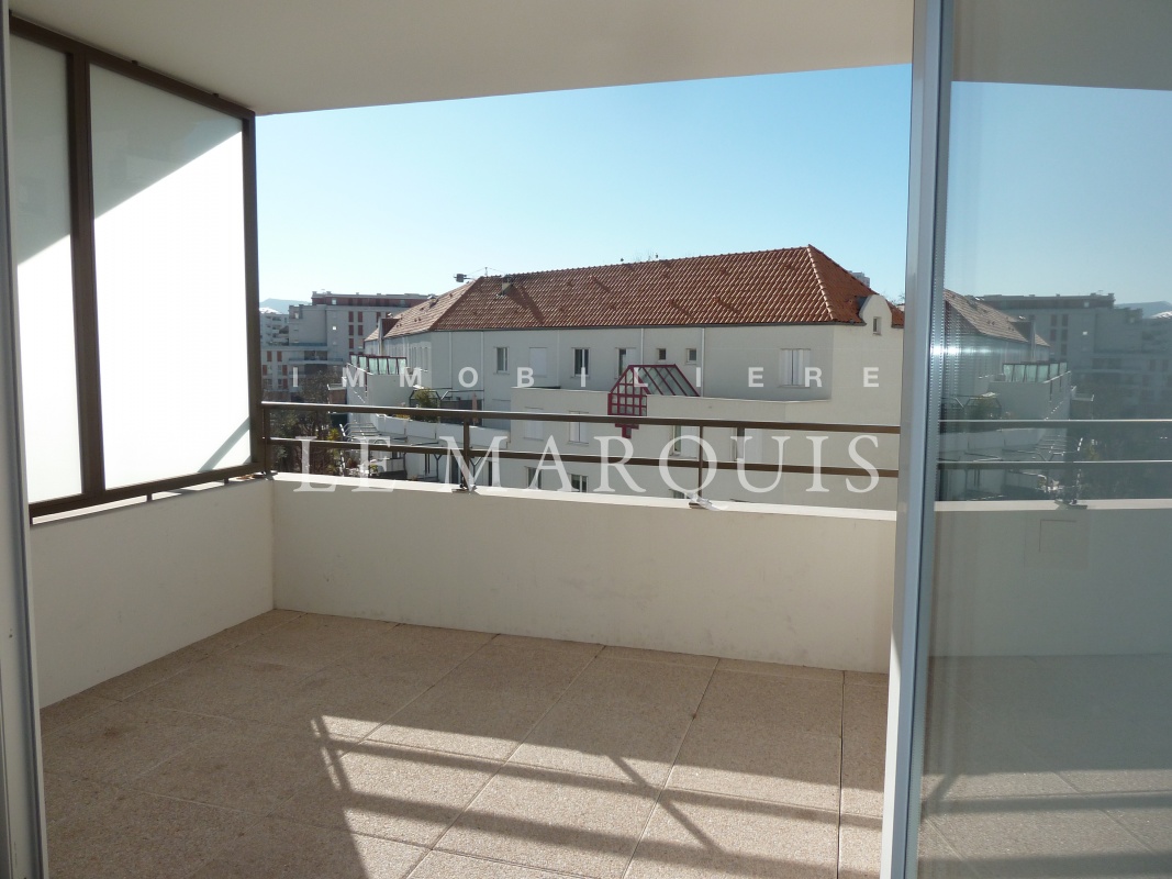 La terrasse permet de déjeuner au calme