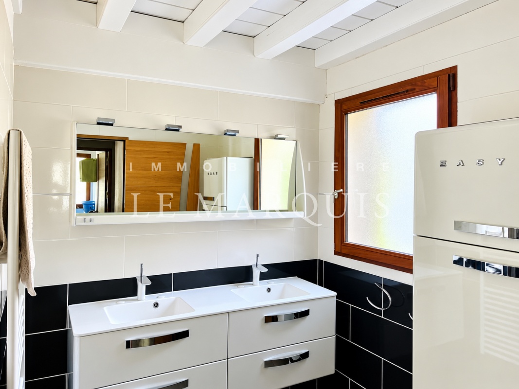 Seconde salle de douche contemporaine