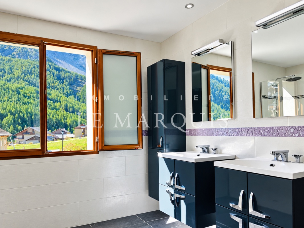 Confortable salle de douche ouverte sur la montagne