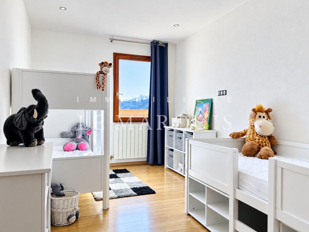 Quatrième chambre de 13 m2 orientée Sud avec très belle vue montagne