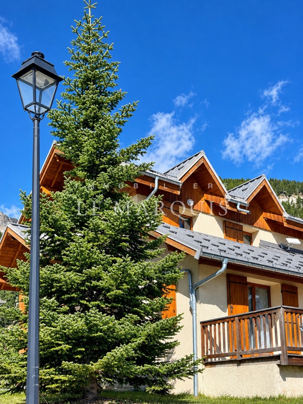 Idéalement située pour vivre confortablement " La montagne vraie " !