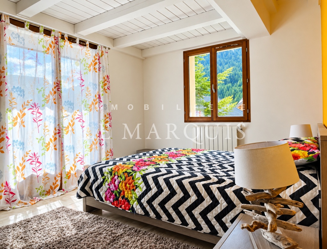 Chambre de 16 m2 ouverte sur la terrasse, orientée Sud et Ouest, canapé lit et grand placard
