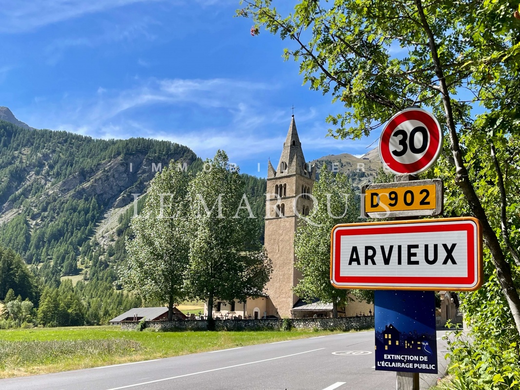 Arvieux est renommé pour la beauté naturelle de sa vallée préservée et son mythique col de l’Izoard à 2 360 m