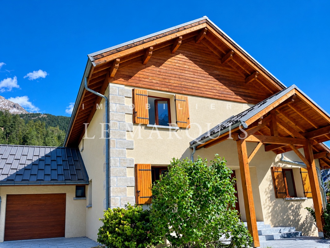 Accès direct de la maison au garage aménagé de 25 m2 avec hauteur plafond 4,70 m et porte automatique