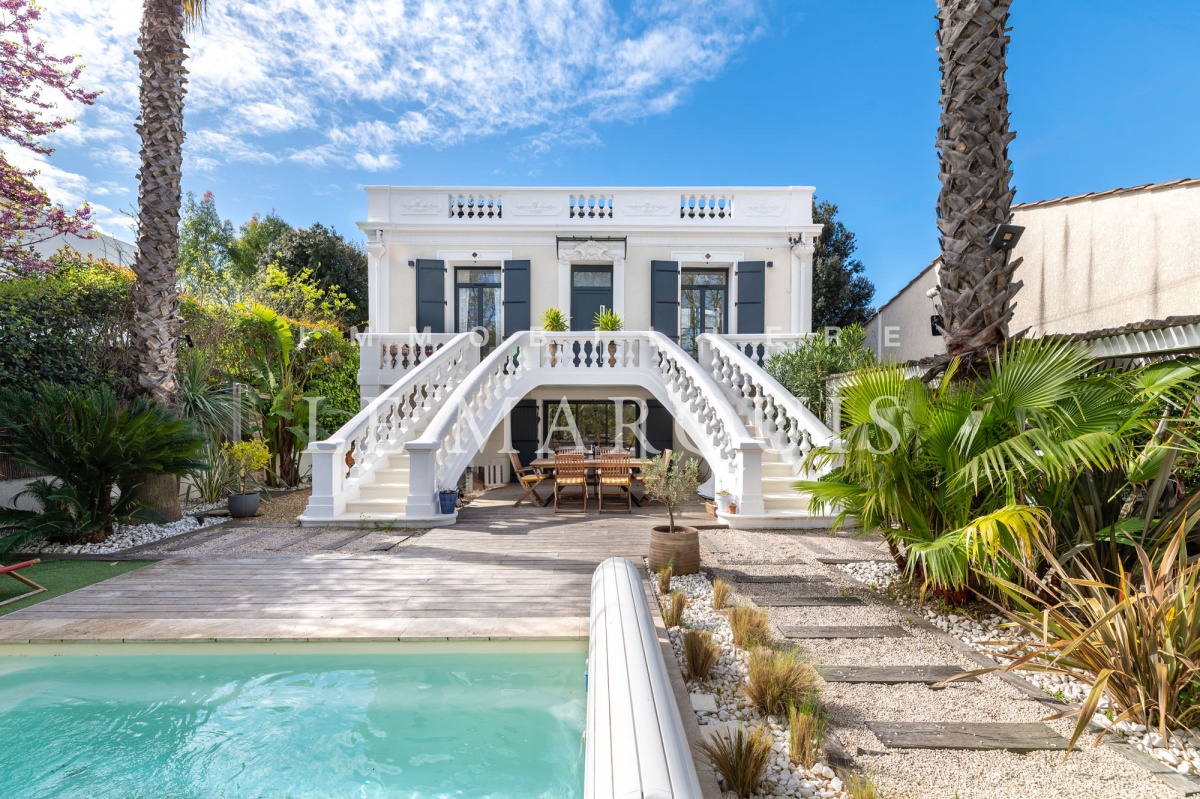 Magnifique maison rénovée contemporain avec jardin, piscine, terrasses et parking