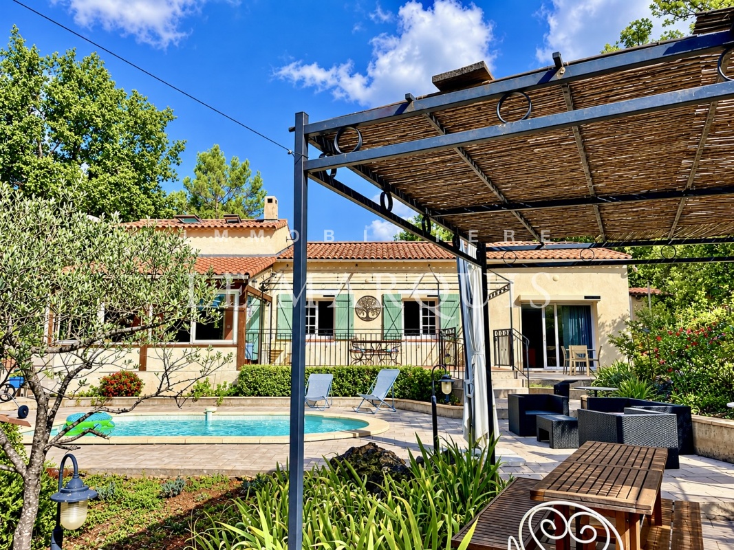Propriété avec confortable maison T9 de 202 m2, piscine, plusieurs terrasses, magnifique parc arboré de 3 340 m2