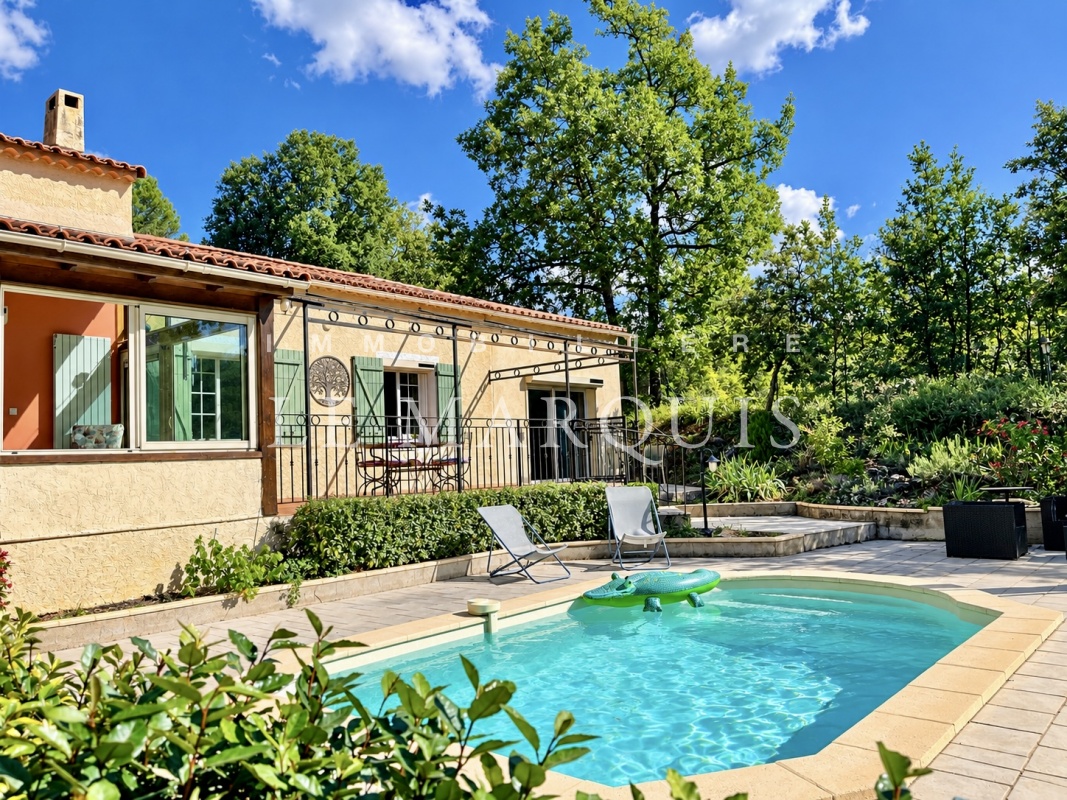 Agréable piscine et différentes terrasses idéalement orientées pour de nombreux moments conviviaux
