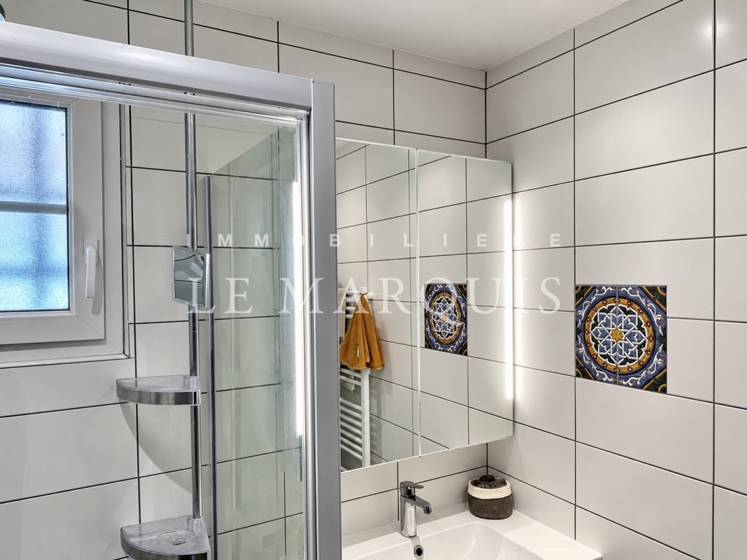 Une des trois salles de douche