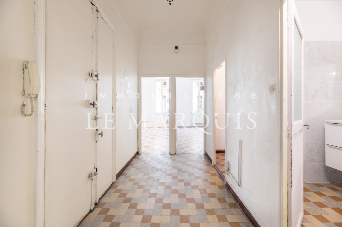 Une belle entrée dessert les différentes pièces de l'appartement très bien distribué