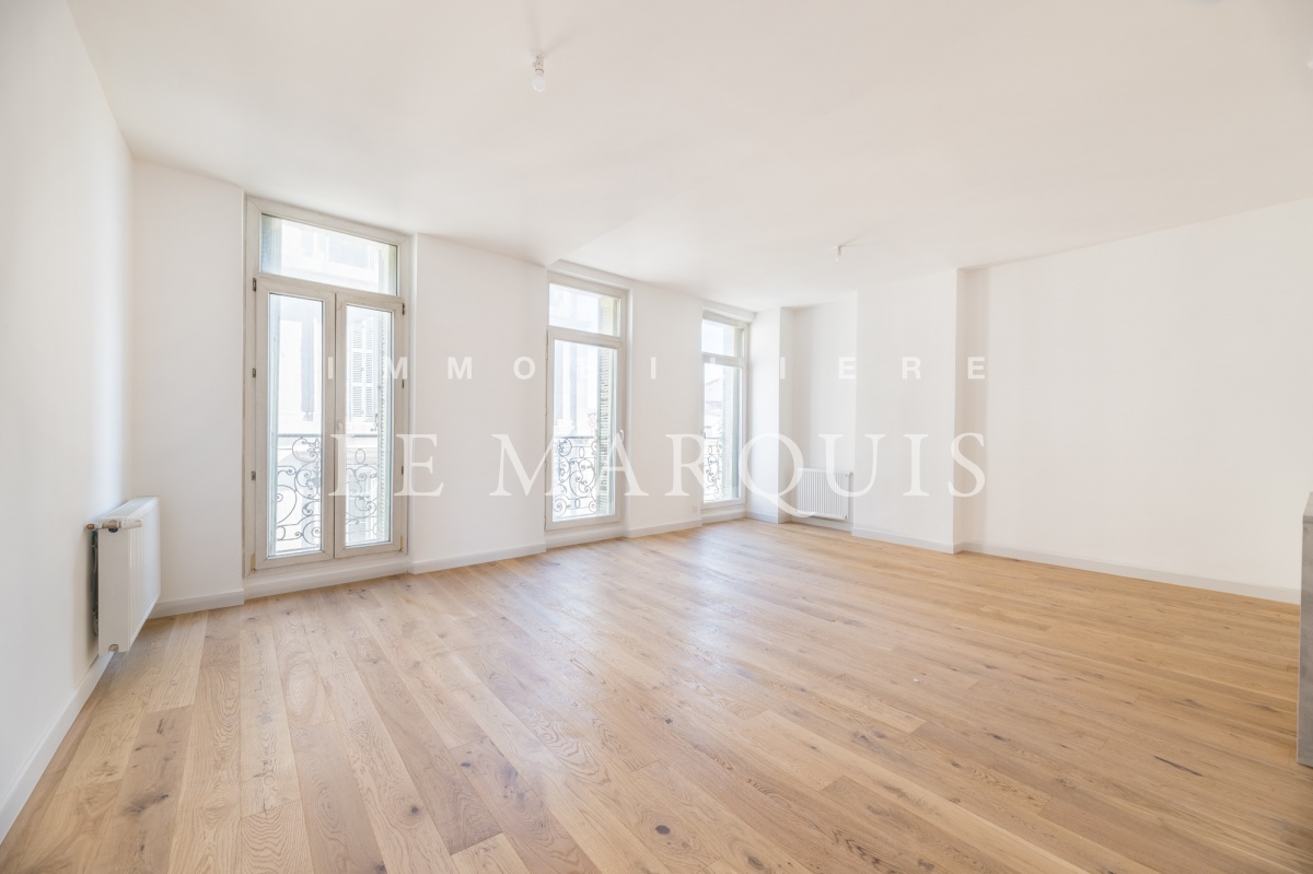 Parquet, double vitrage, belle hauteur sous plafond