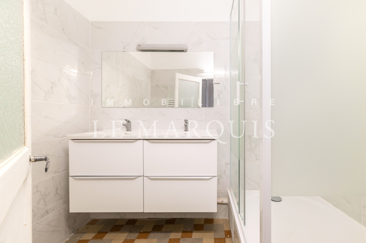 Salle de douche rénovée récemment