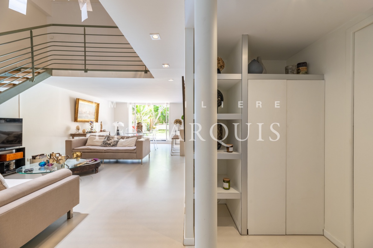 Cet appartement a été rénové contemporain avec goût