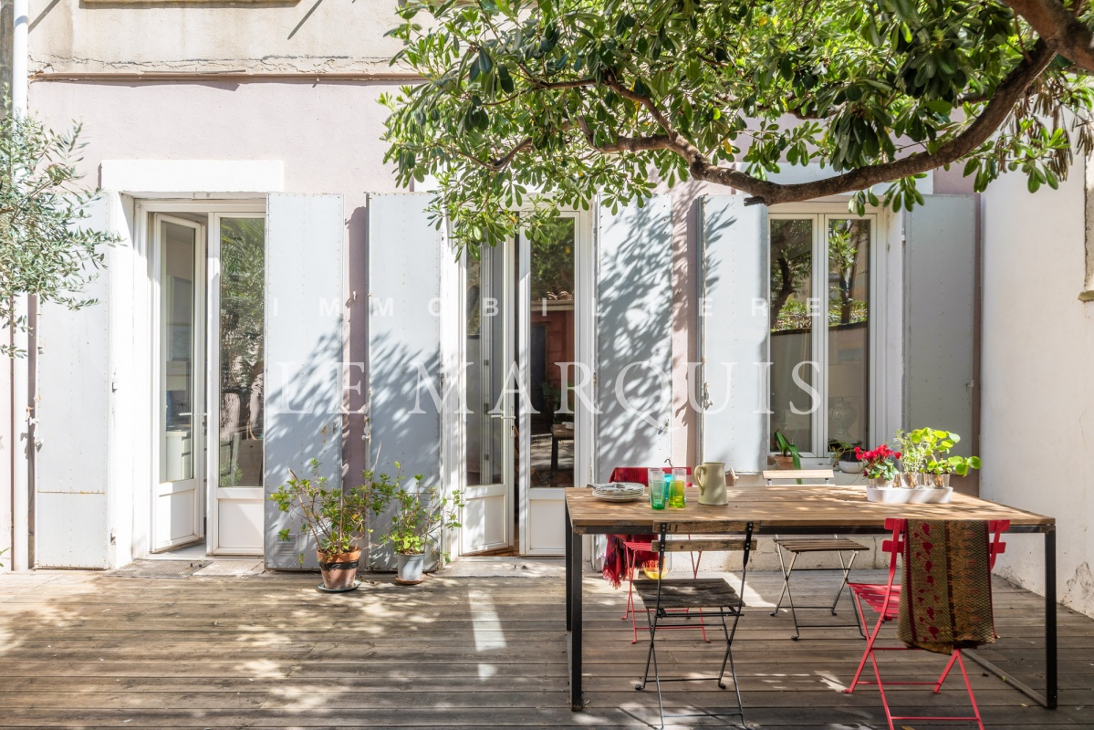 L'appartement est situé dans un immeuble bien entretenu