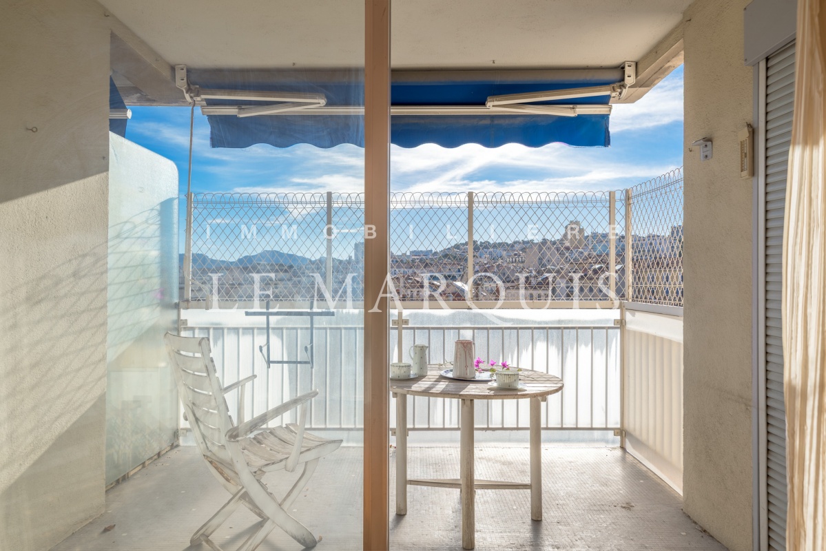 Deux chambres sont ouvertes sur des terrasses où l'on peut se détendre avec vue dégagée sur la ville et sans vis-à-vis