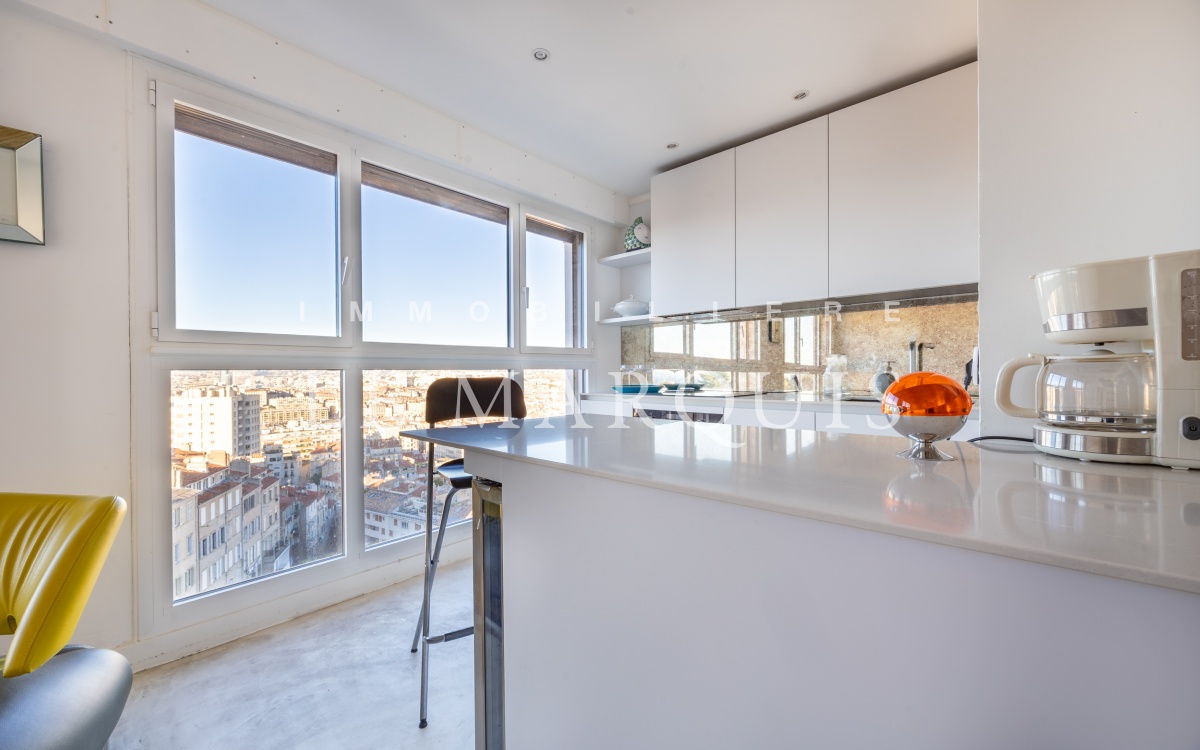 Cuisine contemporaine ouverte sur le séjour