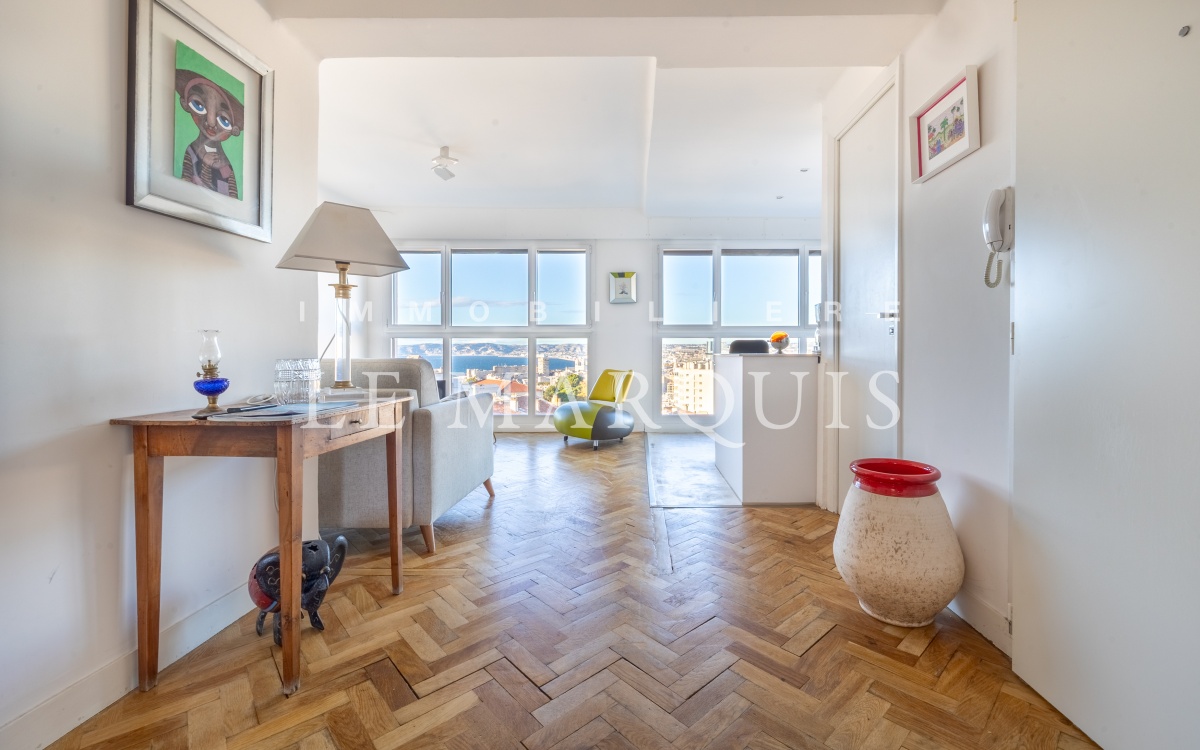 Appartement traversant en étage élevé