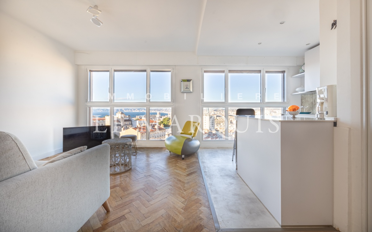 Vue exceptionnelle sur la ville et la mer