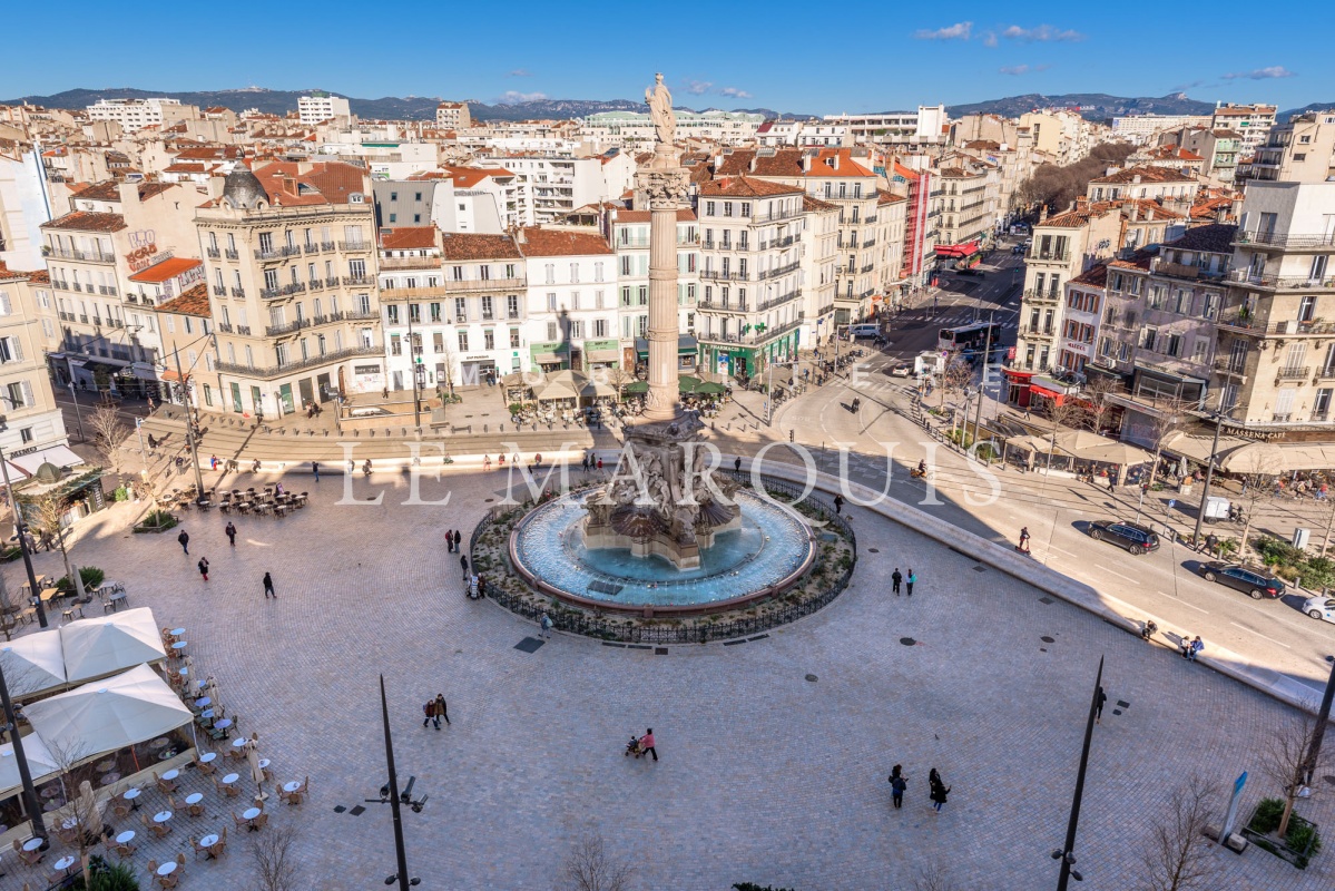 Belle vue sur la fontaine Cantini et la place Castellane récemment rénovée