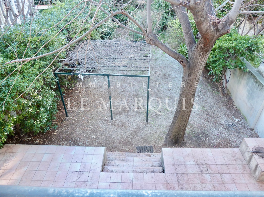 Belle terrasse prolongée d'un grand jardin