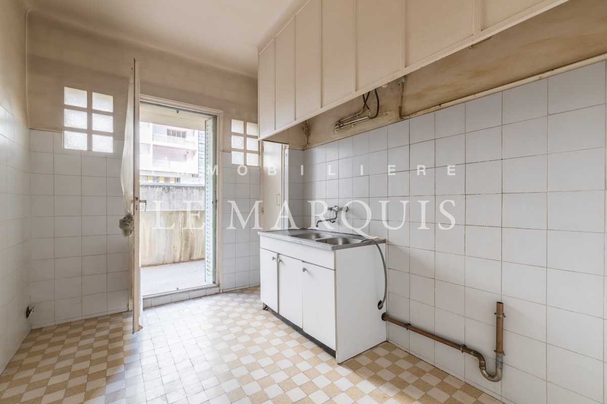 La cuisine est ouverte sur le balcon