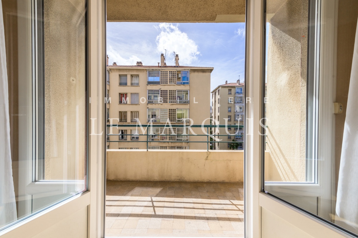 Le séjour est ouvert sur un grand balcon