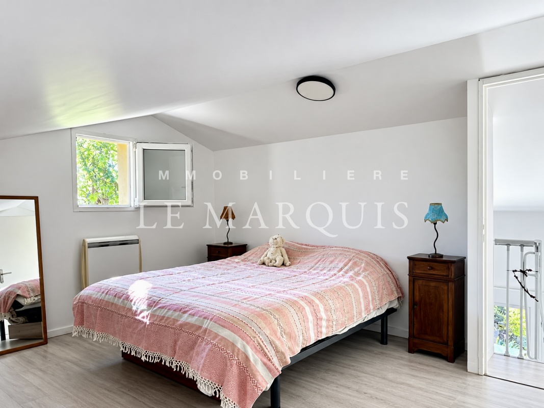 Confortable chambre de 19 m2 de l'appartement avec salle de douche et wc