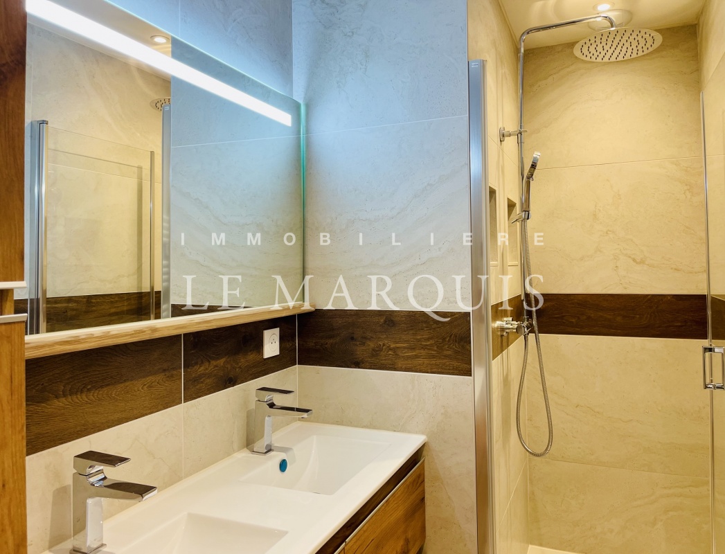 Salle d’eau contemporaine avec double vasque, douche à l'italienne et rangements