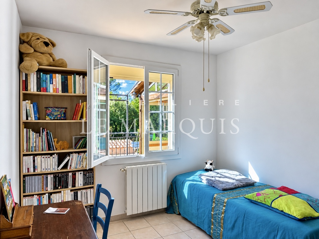 Les chambres sont confortables et ouvrent sur le jardin