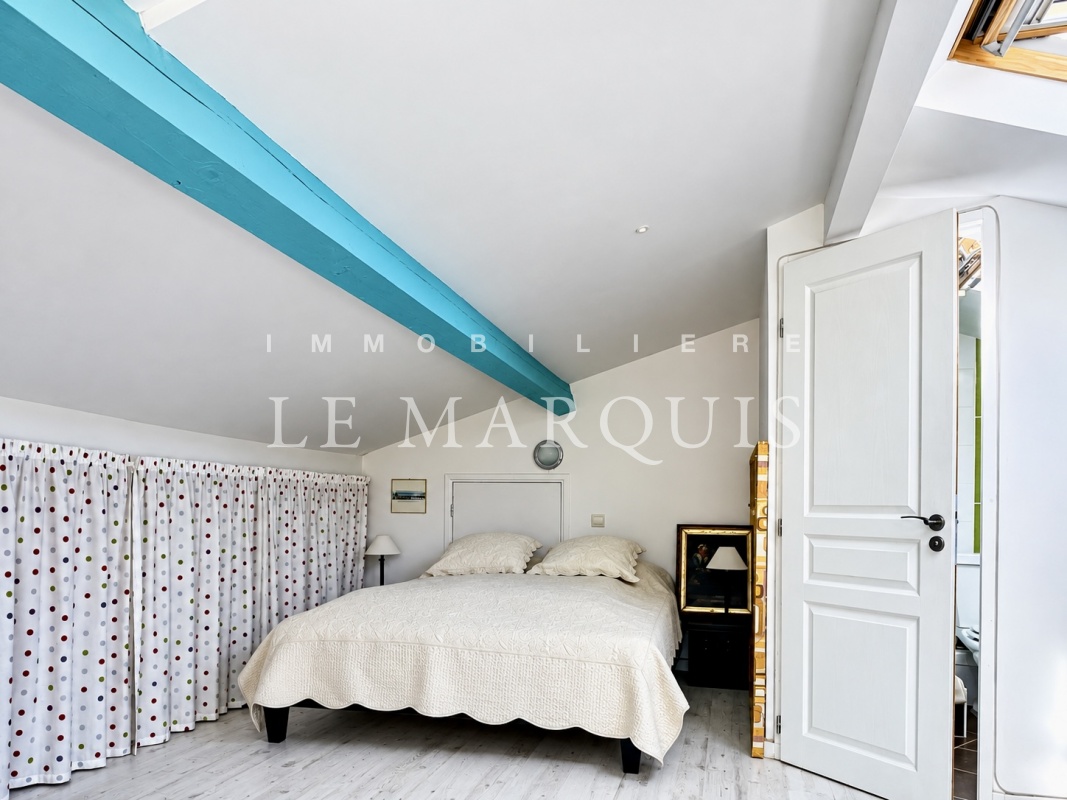 A l’étage, avec un accès indépendant, vous profiterez d’une chambre de 18 m2 et sa salle de douche et wc