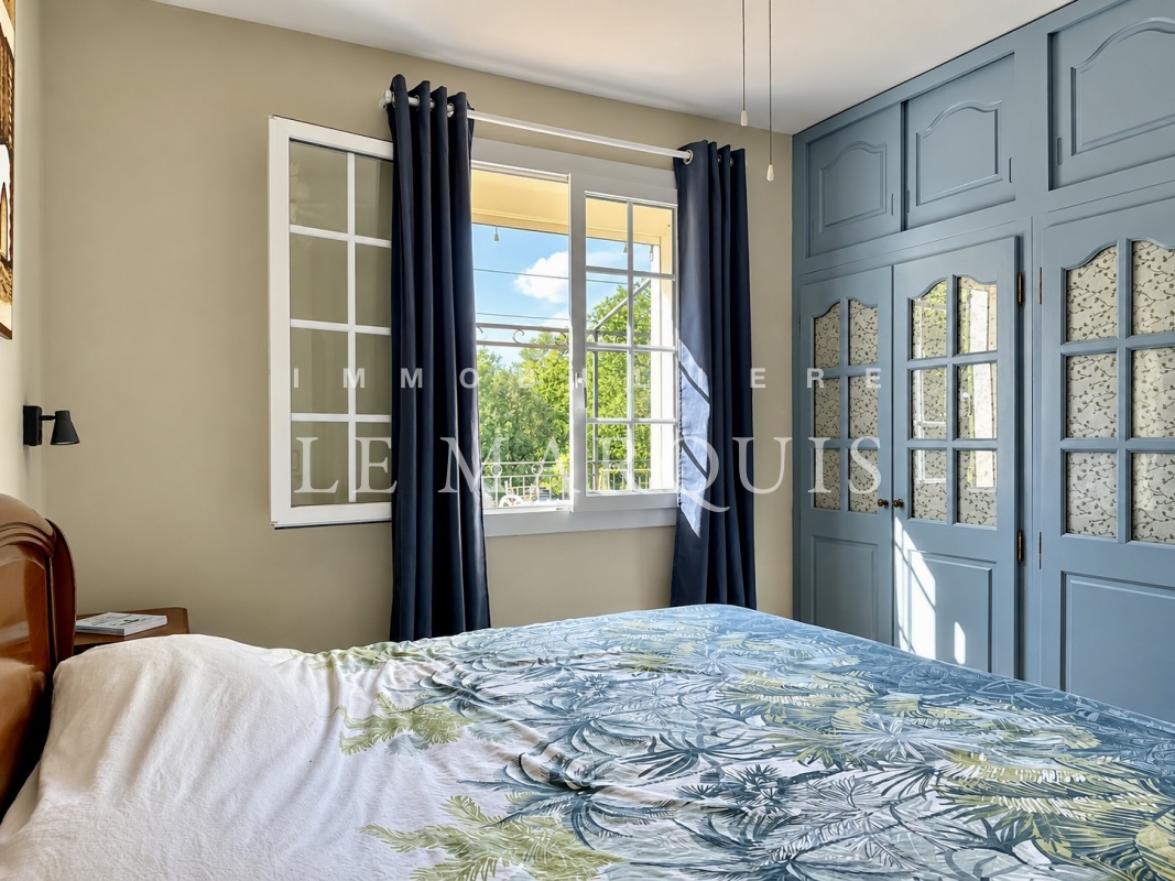 Belle chambre avec grands placards