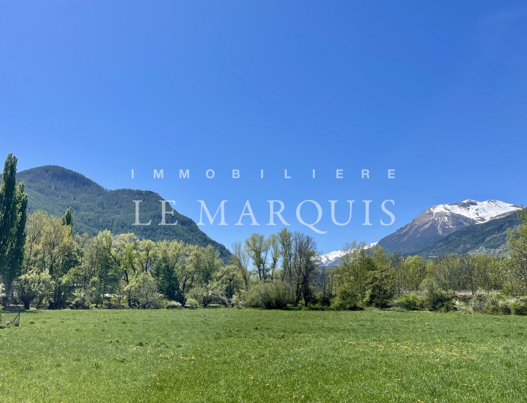 En pleine verdure au calme, appartement duplex idéalement situé à Eygliers Guillestre Mont-Dauphin