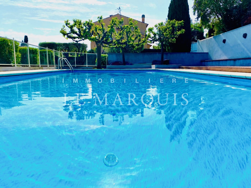 Espace piscine véritable havre de paix protégé