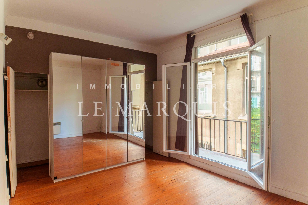 La chambre parentale est ouverte sur un balcon