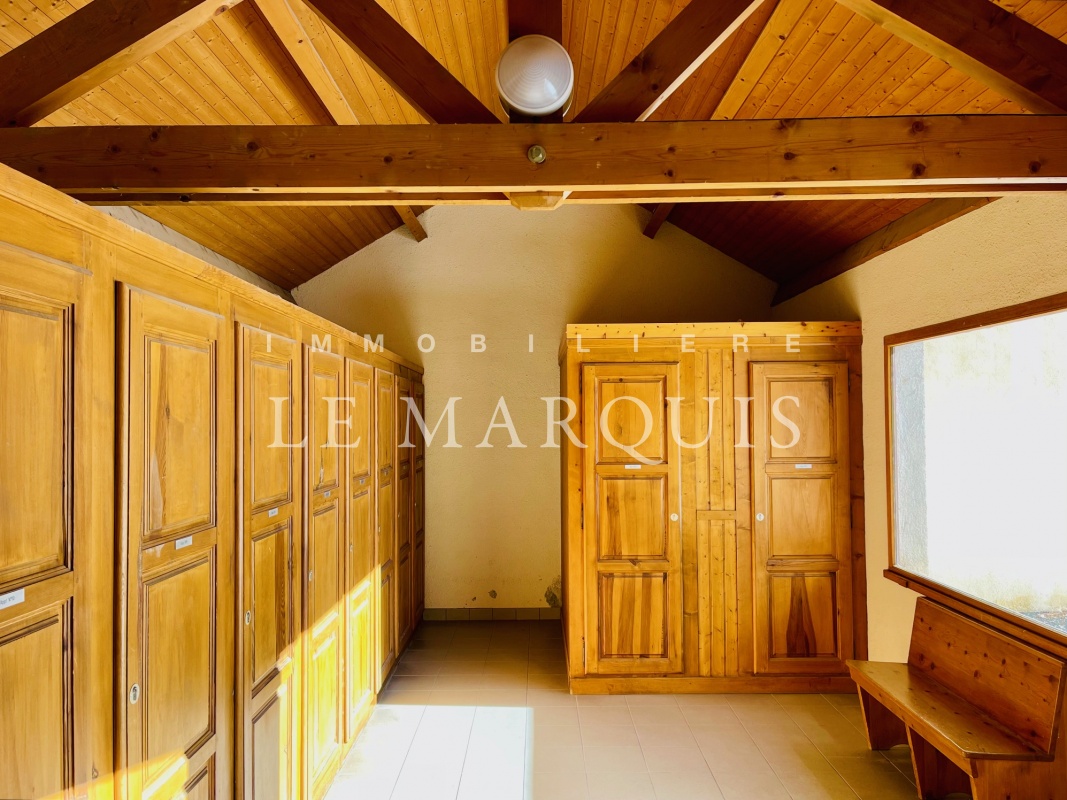 Grand placard privatif dans l’espace entrée de la résidence pour les skis et chaussures de randonnée 