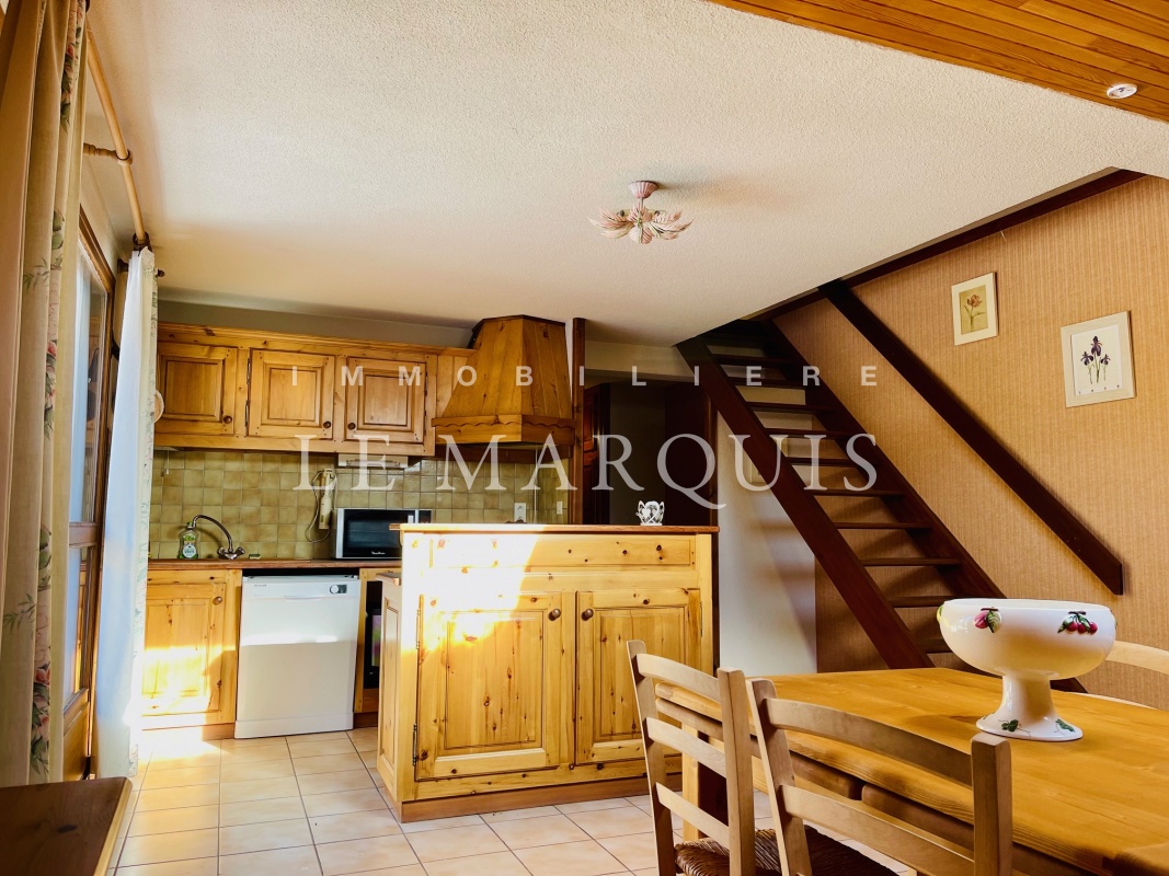 L'appartement est un duplex avec escalier intérieur vers les 2 chambres de l'espace supérieur