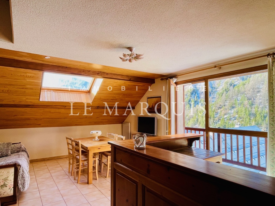 Agréable espace de vie avec cuisine équipée ouvert sur le balcon