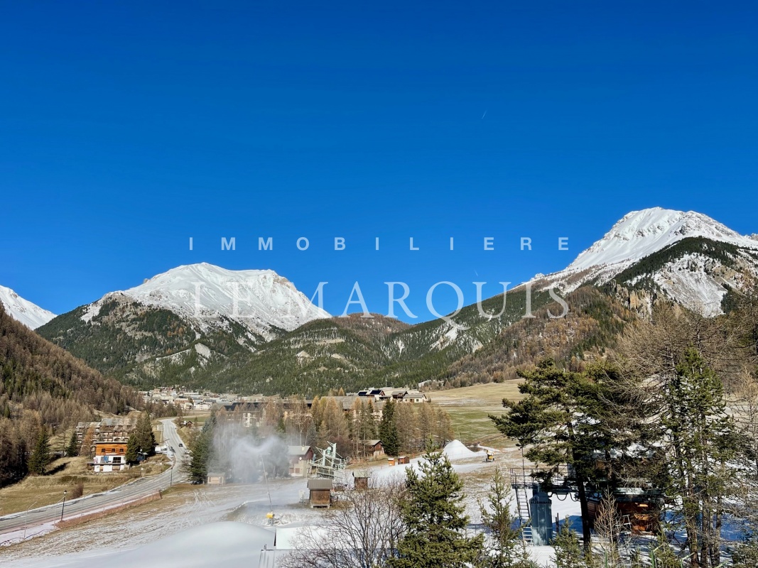 Arvieux est renommée pour la beauté naturelle préservée de sa vallée et son mythique col de l'Izoard à 2 360 m