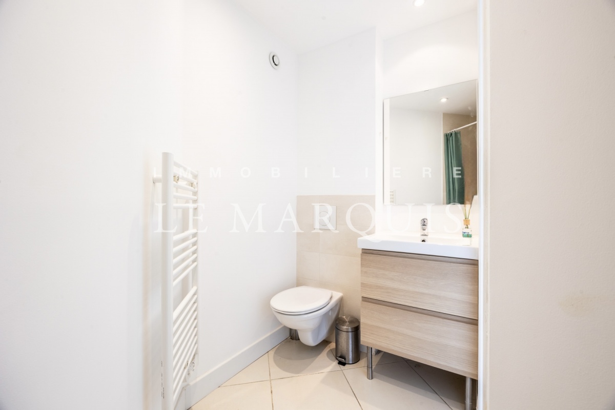 Salle d'eau contemporaine avec douche