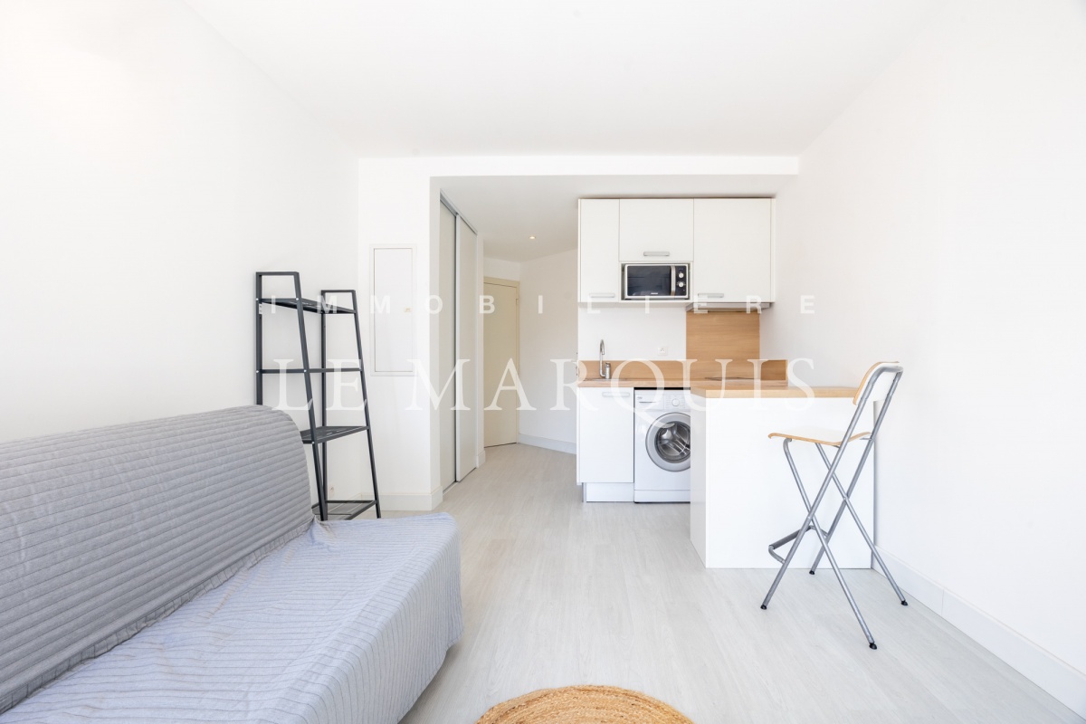 L'appartement en excellent état est bien distribué et dispose de rangements