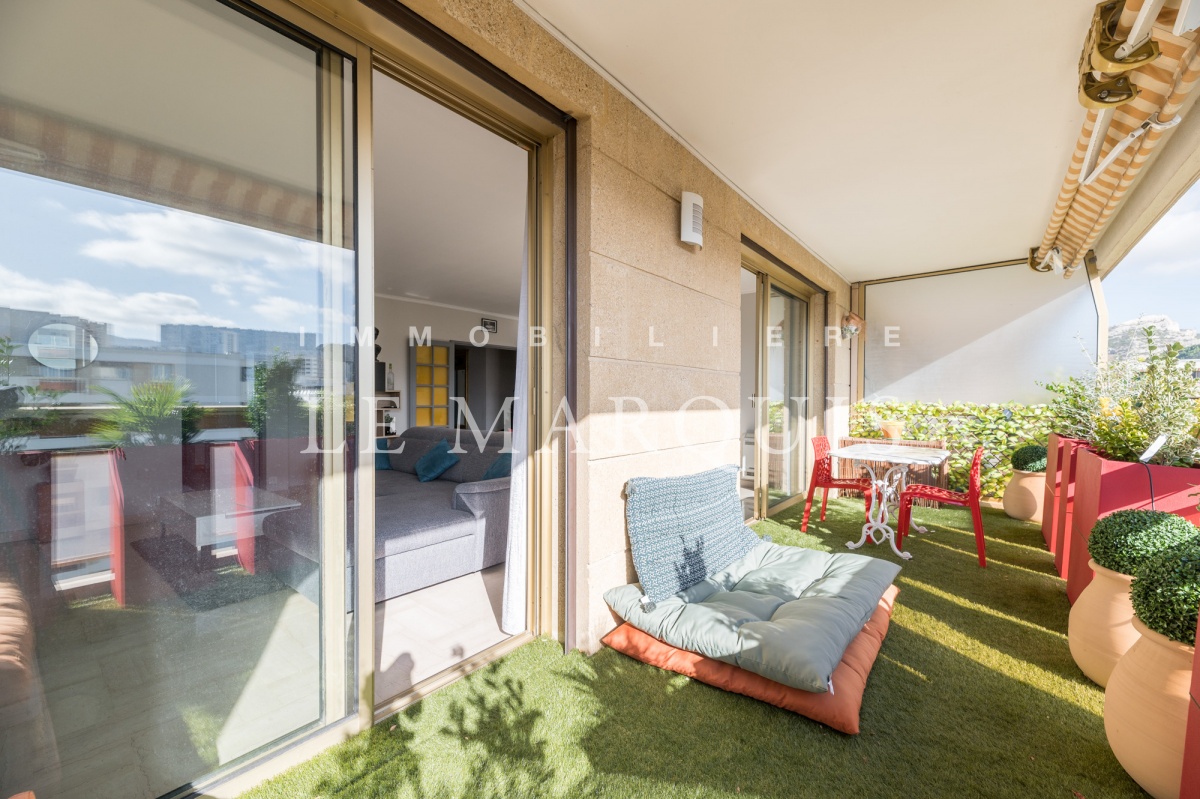 Au Sud-Est, terrasse de 17 m2 où l'on peut déjeuner au calme