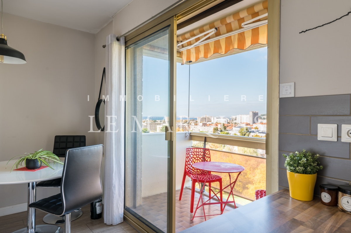 Espace dinatoire dans la cuisine ouverte sur un balcon