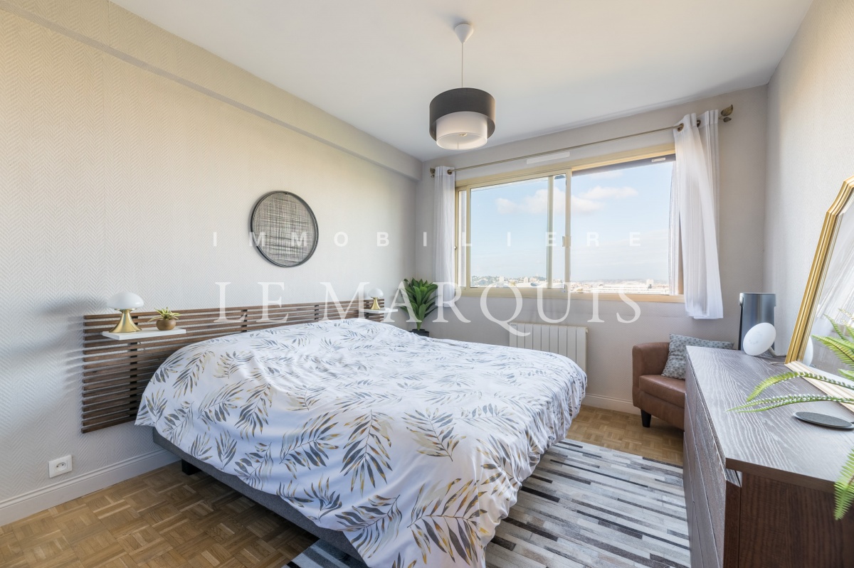 Une des deux chambres avec rangement
