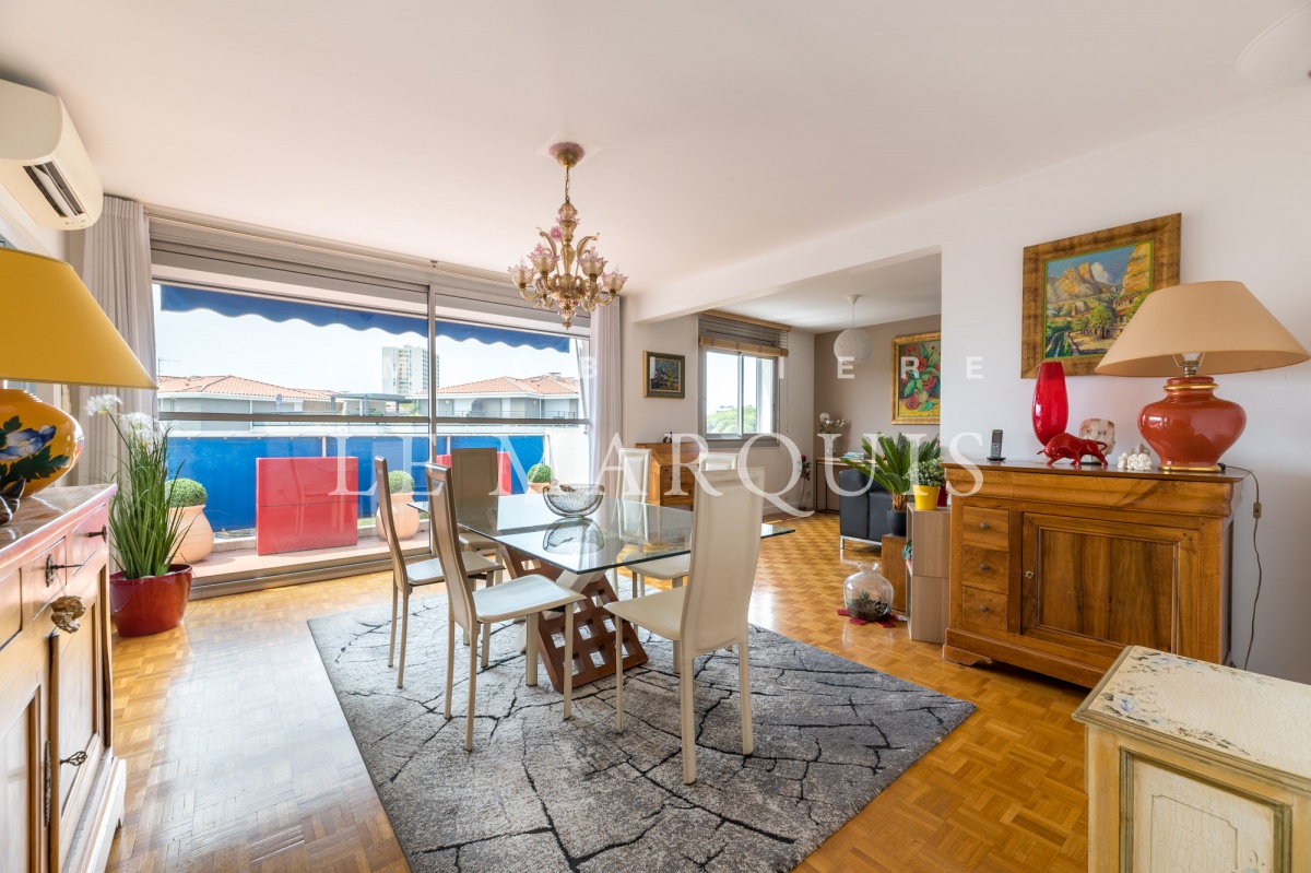 Espace salle à manger ouvert sur une terrasse