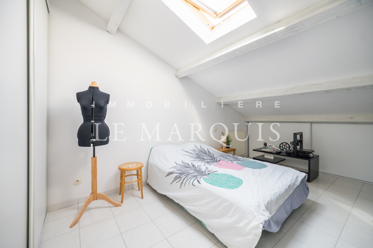 Une des deux chambres à l'étage, nombreux rangements