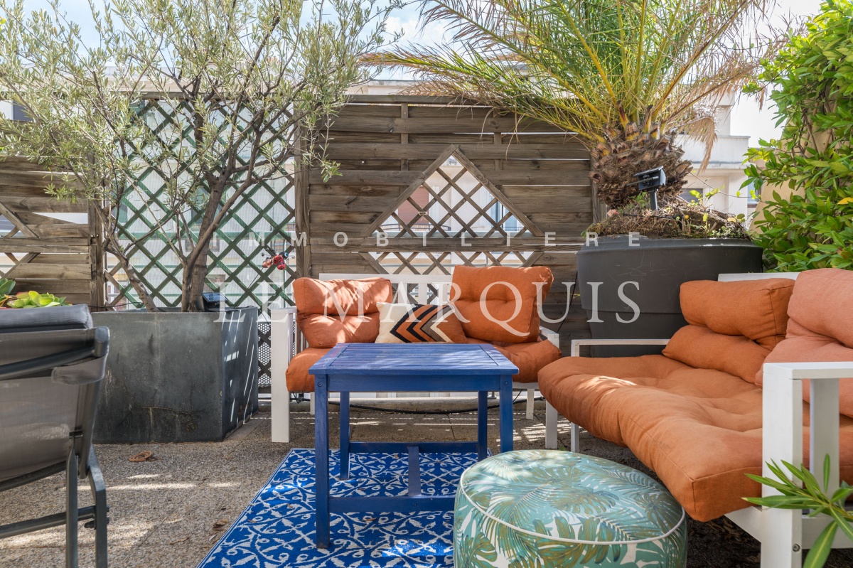 Plusieurs espaces conviviaux ont été aménagés sur la terrasse