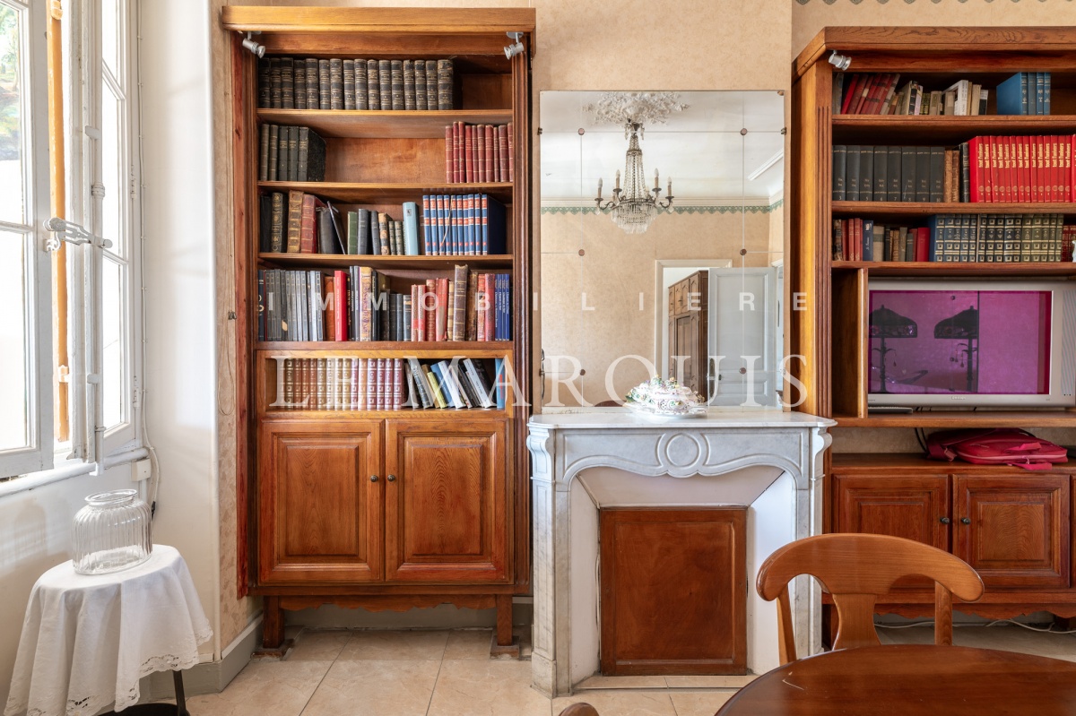 Belle hauteur sous plafond et cheminée rappellent le charme de l'ancien