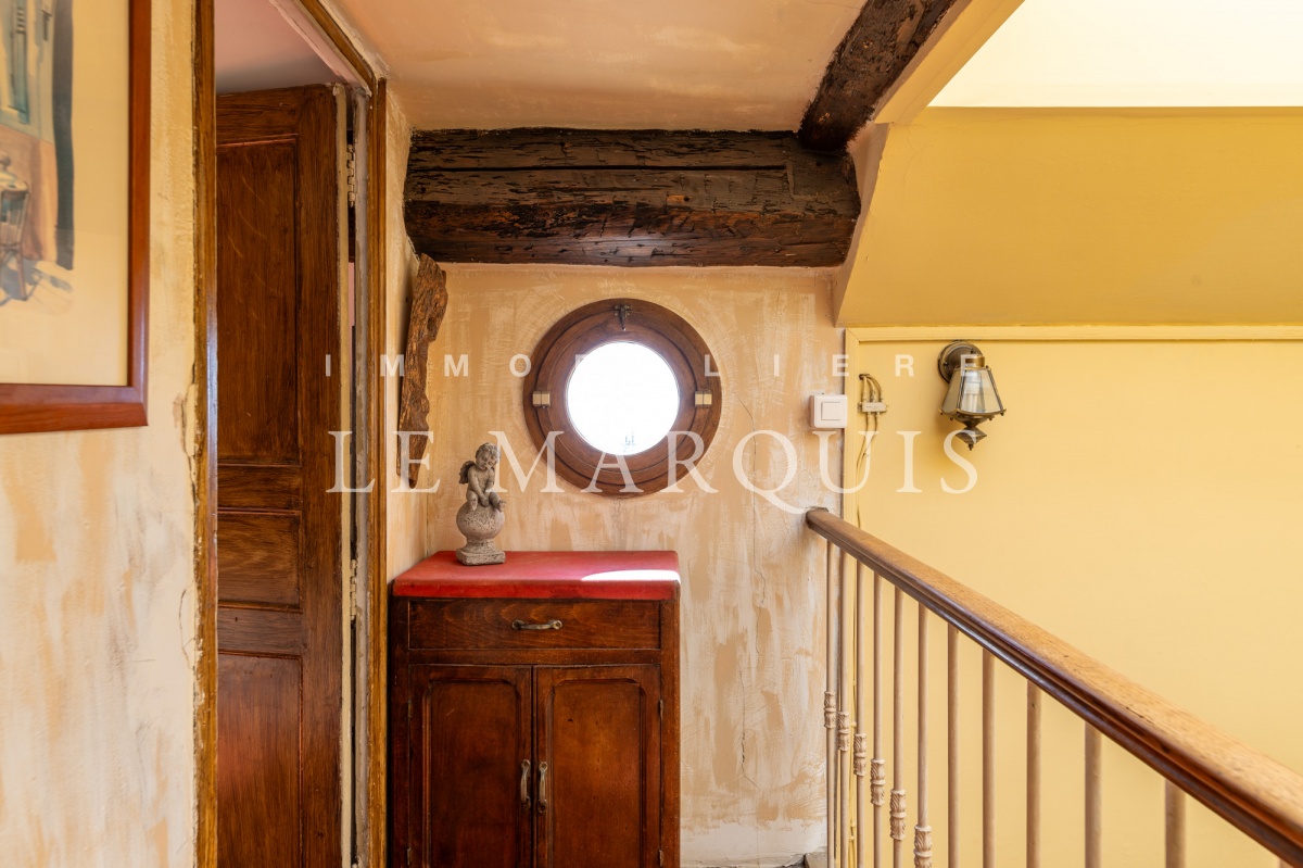 A l'étage se trouve la troisième chambre ouverte sur la terrasse