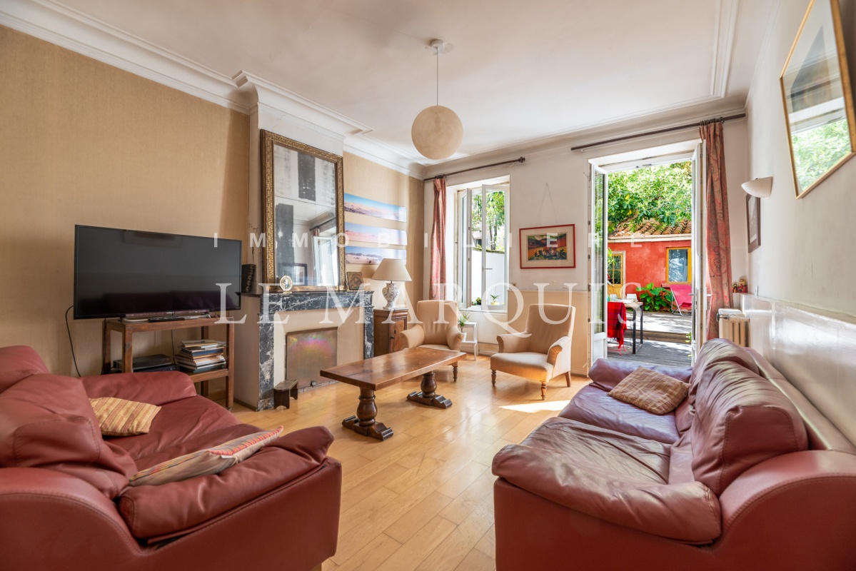 Le séjour convivial est ouvert sur le jardin