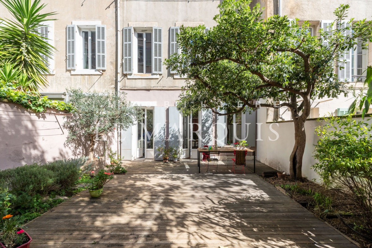 L'appartement est situé dans un immeuble bien entretenu