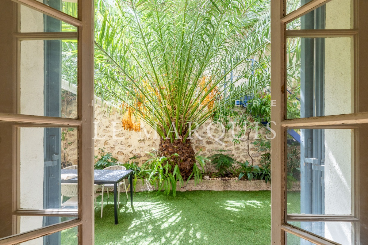 La pièce de vie est ouverte sur une terrasse ensoleillée